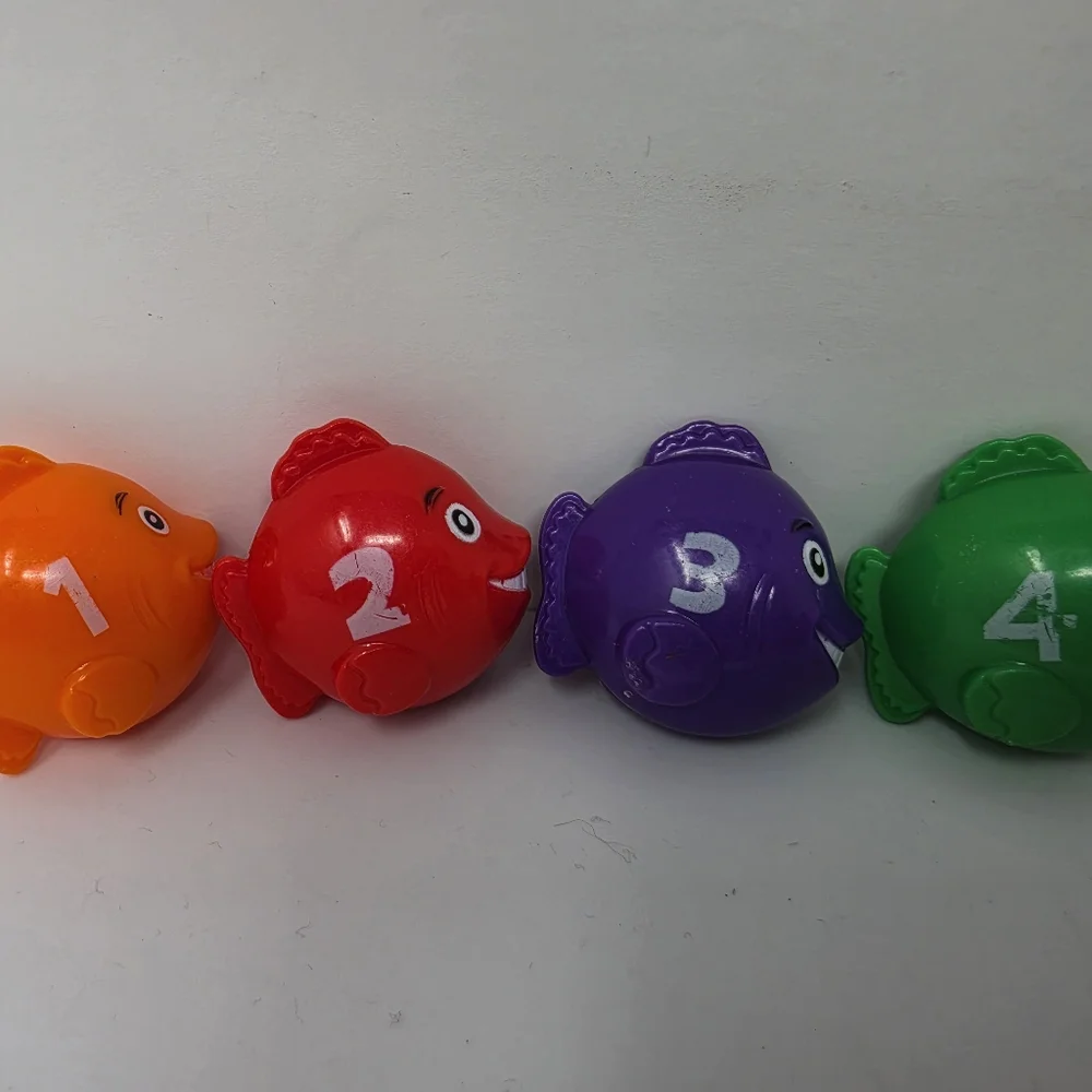 Fish Plastic 1 2 3 4 Red Green Purple Orange Lot of 4
